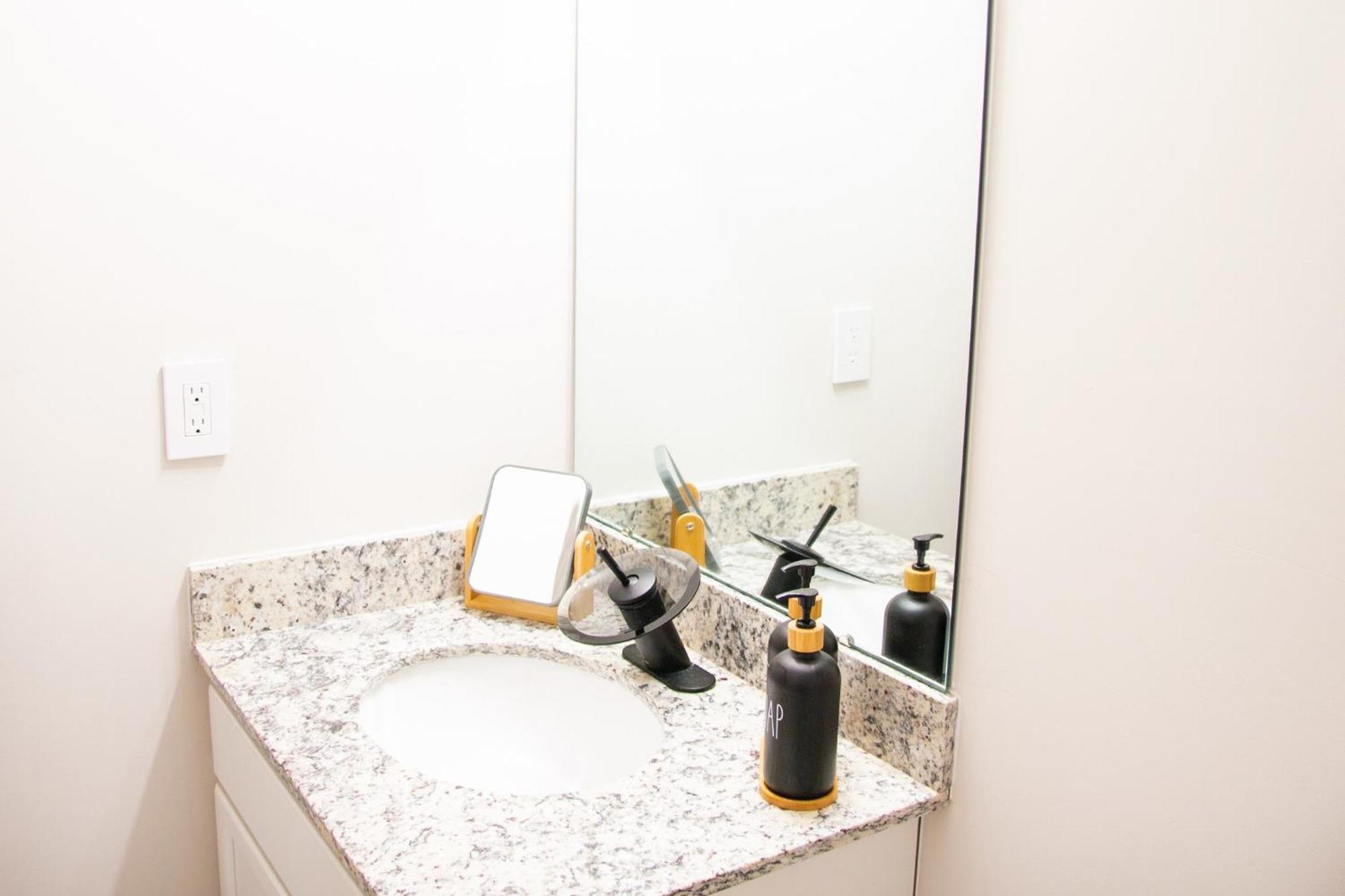 Hometel Premium Guest Suite W/ Private Entrance Ипсиланти Екстериор снимка